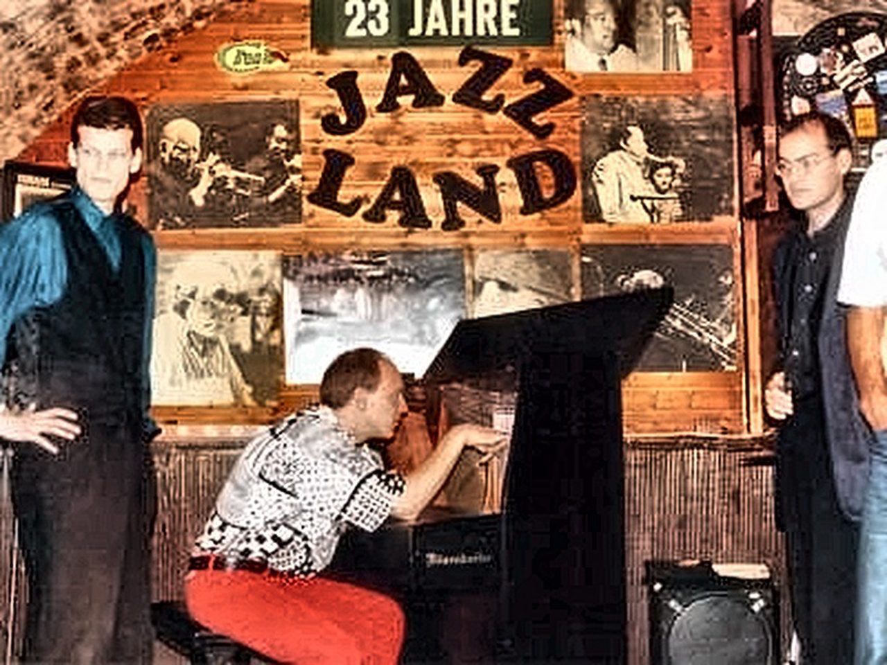 Henning Pertiet versucht das Jazzland-Klavier zu retten