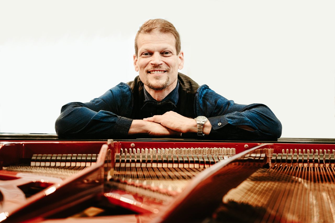 Tibor Grasser, auf einen roten Flügel gestützt